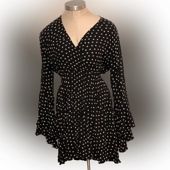 Billabong Dresses & Skirts - BILLABONG bell flared sleeved dress